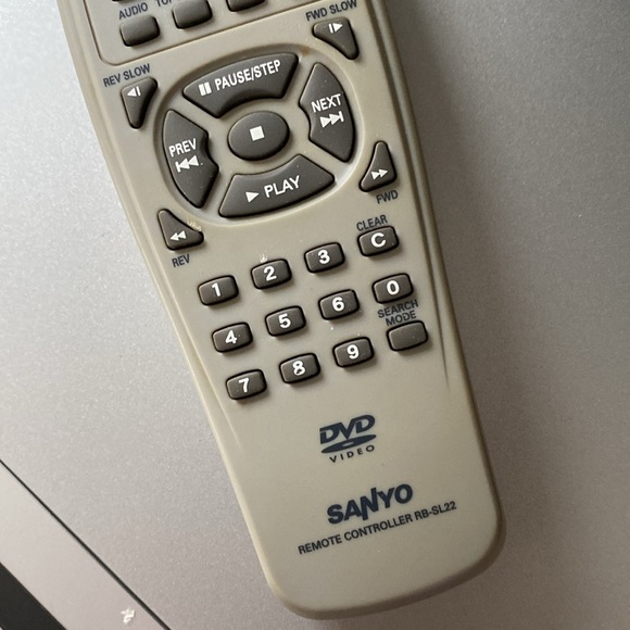 Sanyo. DVD player with remote - Picture 9 of 9